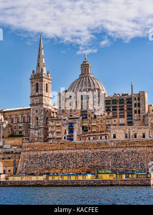 En bateau dans le grand port à valleta malta Banque D'Images