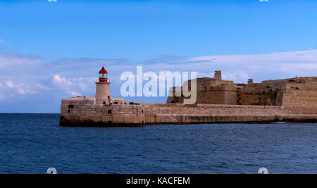 En bateau dans le grand port à valleta malta Banque D'Images