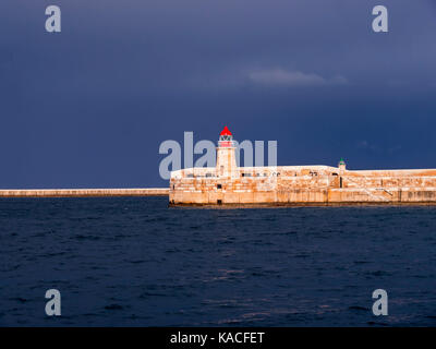 En bateau dans le grand port à valleta malta Banque D'Images