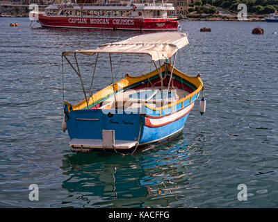 En bateau dans le grand port à valleta malta Banque D'Images