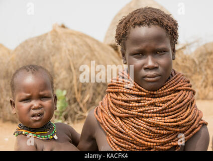 Jeune femme avec son bébé Nyangatom, Kangate, vallée de l'Omo, Ethiopie Banque D'Images