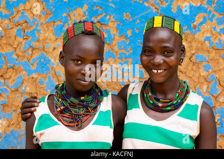 Les jeunes filles de la tribu Hamer, Dimeka, vallée de l'Omo, Ethiopie Banque D'Images