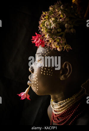 La tribu Karo kid avec fleurs décorations, Korcho, vallée de l'Omo, Ethiopie Banque D'Images