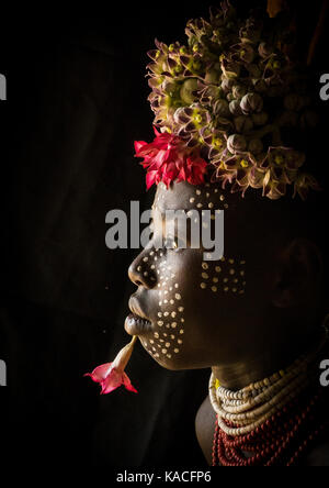 La tribu Karo kid avec fleurs décorations, Korcho, vallée de l'Omo, Ethiopie Banque D'Images