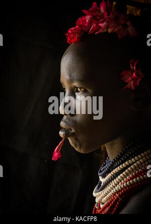 La tribu Karo kid avec fleurs décorations, Korcho, vallée de l'Omo, Ethiopie Banque D'Images