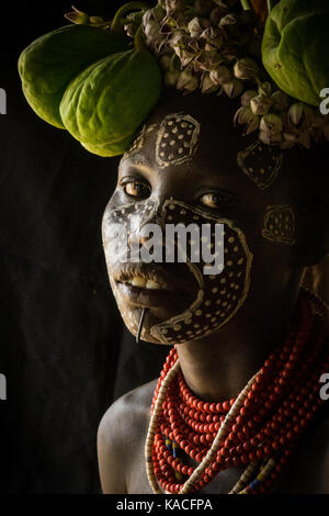 La tribu Karo kid avec fleurs décorations, Korcho, vallée de l'Omo, Ethiopie Banque D'Images