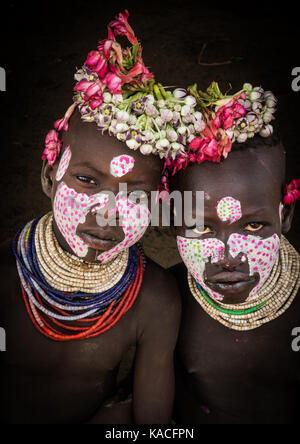 Les enfants de la tribu Karo avec fleurs décorations, Korcho, vallée de l'Omo, Ethiopie Banque D'Images