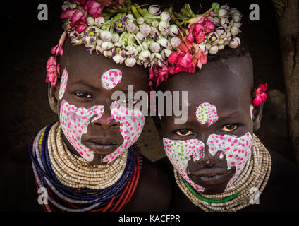 Les enfants de la tribu Karo avec fleurs décorations, Korcho, vallée de l'Omo, Ethiopie Banque D'Images