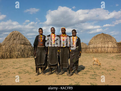 Tribu Erbore filles devant leurs huttes dans Murale village, vallée de l'Omo, Ethiopie Banque D'Images