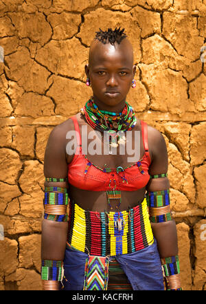 Life style fille qui va à Key Afer marché, vallée de l'Omo, Ethiopie Banque D'Images