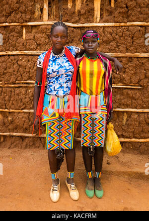 Bana élégant filles fréquentent l'Afer clés marché, vallée de l'Omo, Ethiopie Banque D'Images