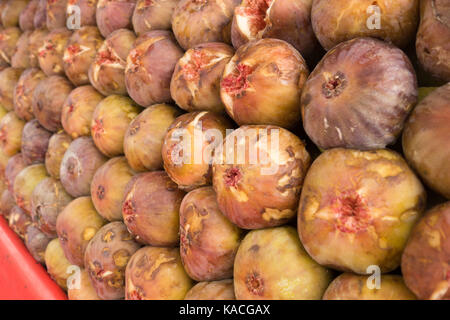 Hyderabad, Inde 25 septembre,2017.Common figs sont soigneusement disposées en couches à la vente par un vendeur de fruits de rue à Hyderabad, Inde Banque D'Images