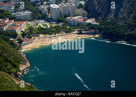 Plage praia vermelha (rouge), ci-dessous le mont Sugarloaf, Rio de Janeiro, Brésil, Amérique du sud - vue aérienne Banque D'Images