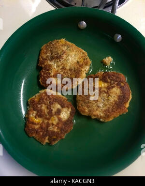 Galettes de saumon sur la cuisinière Banque D'Images