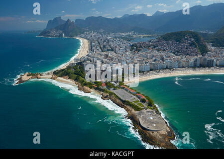 Fort de Copacabana, Ipanema beach (en haut à gauche), et la plage de Copacabana (droite), Rio de Janeiro, Brésil, Amérique du sud - vue aérienne Banque D'Images
