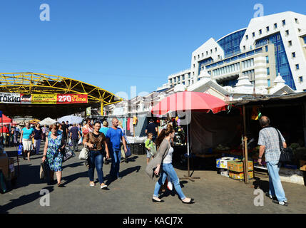 Pryvoz Market est un marché tentaculaire datant de 1827 la vente de produits frais, des biens d'occasion et bon marché. Banque D'Images