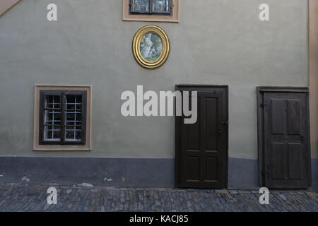 Le golden alley est une célèbre rue de Prague situé à côté du château de Prague. Il est caractérisé par une rangée de onze bâtiments colorés, qui ont été construits à la fin du 16ème siècle. doit son nom aux orfèvres qui y vivaient. Il est aussi connu sous le nom de "la rue des alchimistes'. Comprend : atmosphère où : Prague, la bohême, République tchèque Quand : 25 août 2017 Crédit : Oscar Gonzalez/wenn.com Banque D'Images