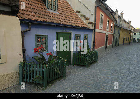 Le golden alley est une célèbre rue de Prague situé à côté du château de Prague. Il est caractérisé par une rangée de onze bâtiments colorés, qui ont été construits à la fin du 16ème siècle. doit son nom aux orfèvres qui y vivaient. Il est aussi connu sous le nom de "la rue des alchimistes'. Comprend : atmosphère où : Prague, la bohême, République tchèque Quand : 25 août 2017 Crédit : Oscar Gonzalez/wenn.com Banque D'Images