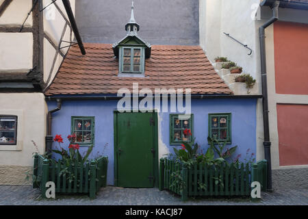 Le golden alley est une célèbre rue de Prague situé à côté du château de Prague. Il est caractérisé par une rangée de onze bâtiments colorés, qui ont été construits à la fin du 16ème siècle. doit son nom aux orfèvres qui y vivaient. Il est aussi connu sous le nom de "la rue des alchimistes'. Comprend : atmosphère où : Prague, la bohême, République tchèque Quand : 25 août 2017 Crédit : Oscar Gonzalez/wenn.com Banque D'Images