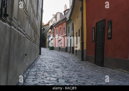 Le golden alley est une célèbre rue de Prague situé à côté du château de Prague. Il est caractérisé par une rangée de onze bâtiments colorés, qui ont été construits à la fin du 16ème siècle. doit son nom aux orfèvres qui y vivaient. Il est aussi connu sous le nom de "la rue des alchimistes'. Comprend : atmosphère où : Prague, la bohême, République tchèque Quand : 25 août 2017 Crédit : Oscar Gonzalez/wenn.com Banque D'Images