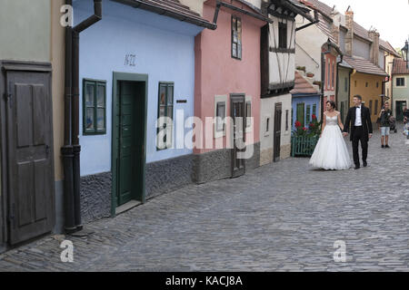 Le golden alley est une célèbre rue de Prague situé à côté du château de Prague. Il est caractérisé par une rangée de onze bâtiments colorés, qui ont été construits à la fin du 16ème siècle. doit son nom aux orfèvres qui y vivaient. Il est aussi connu sous le nom de "la rue des alchimistes'. Comprend : atmosphère où : Prague, la bohême, République tchèque Quand : 25 août 2017 Crédit : Oscar Gonzalez/wenn.com Banque D'Images