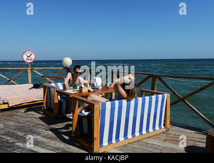 Un couple de détente au bord de la mer à la plage Otrada dynamique à Odessa, Ukraine. Banque D'Images