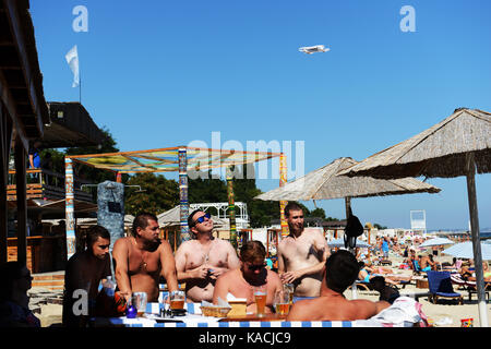 Un groupe d'hommes Ukrainiens avec leur drone à l'animation de plage Otrada à Odessa, Ukraine. Banque D'Images