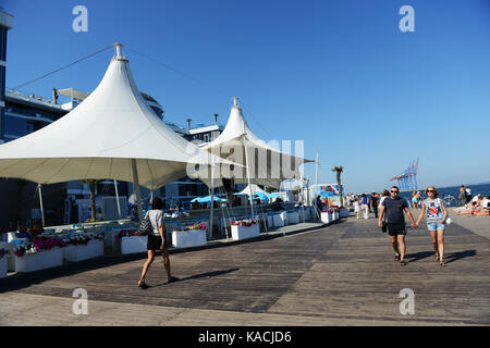 La promenade en bois au nord de la plage Otrada à Odessa, Ukraine. Banque D'Images