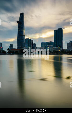 Le centre-ville de Saigon au crépuscule (vue de thu thiem district), Ho Chi Minh City, Vietnam. Saigon est la plus grande ville et centre économique au Vietnam Banque D'Images