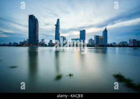 Le centre-ville de Saigon au crépuscule (vue de thu thiem district), Ho Chi Minh City, Vietnam. Saigon est la plus grande ville et centre économique au Vietnam Banque D'Images