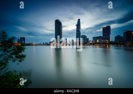 Le centre-ville de Saigon au crépuscule (vue de thu thiem district), Ho Chi Minh City, Vietnam. Saigon est la plus grande ville et centre économique au Vietnam Banque D'Images