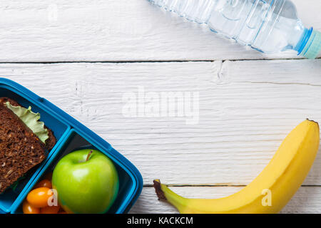 Photo d'aptitude snack dans boîte à lunch, une bouteille d'eau vide sur fond blanc, avec un lieu d'inscription Banque D'Images