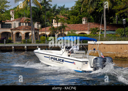 Bateau de police sur la rivière, fort Lauderdale, Floride, États-Unis Banque D'Images