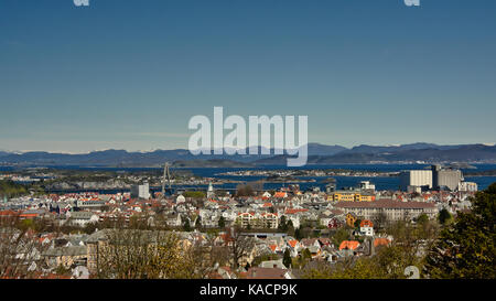 Vue aérienne sur la ville de Stavanger avec les terres agricoles à l'avant et les fjords et les montagnes derrière sur une journée ensoleillée avec ciel bleu clair Banque D'Images