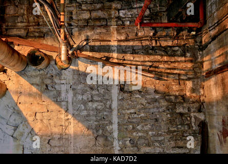 Éclairage oblique dramatique sur les murs du sous-sol en pierre datant de 1900 au sous-sol du c e b eddy paper mill, Ottawa, Canada, fermée en 2007. Banque D'Images