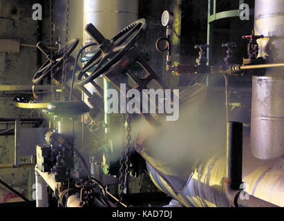 Les soupapes de vapeur s'échappe de la vapeur sur la plate-forme de routage dans e b eddy paper mill, Ottawa, Canada, fermée en 2007. Banque D'Images