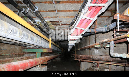 Tunnel d'utilité entre les bâtiments de l'usine de papier eddy b e, Ottawa, Canada, fermée en 2007. Banque D'Images