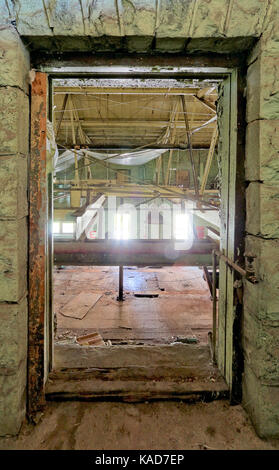 Hall de production vide de l'ancien moulin à papier eddy b e, Ottawa, Canada, fermée en 2007, vue à travers l'utilitaire du deuxième étage porte d'accès. Banque D'Images