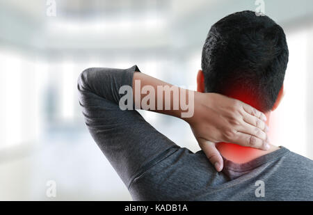 Jeune homme se sentir souffrant de douleurs au bas du dos de la douleur concept Banque D'Images