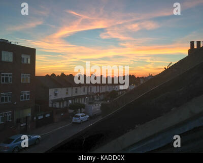 Magnifique coucher de soleil sur une rue typiquement londonienne. nord-ouest de Londres, en Angleterre. Banque D'Images