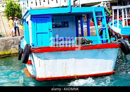 Bateaux de pêche dans le port de plaisance de Nha Trang, Viêt Nam Banque D'Images