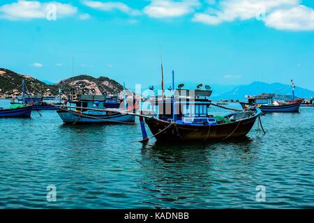 Bateaux de pêche dans le port de plaisance de Nha Trang, Viêt Nam Banque D'Images