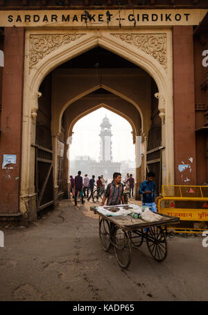 Jodhpur, Inde - circa novembre 2016 : marché de rue autour de la tour de l'horloge à Jodhpur. Banque D'Images