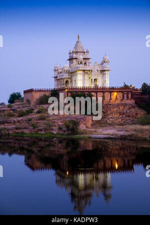 Jodhpur, Inde - circa novembre 2016 : mémorial Jaswant Thada au crépuscule. Banque D'Images