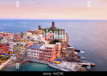 Vue de Venise au coucher du soleil. vernazza est une petite ville dans la province de la Spezia, en Ligurie, Italie du nord Banque D'Images