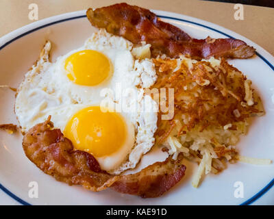 Close up shoot d'traidional le petit déjeuner américain d'œufs, bacon et hash brown, photo prise à une chaîne de restaurant, Los Angeles, Californie, États-Unis Banque D'Images