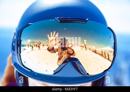 Le photographe se reflète dans les lunettes de ski Banque D'Images