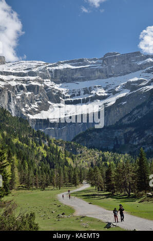 Gavarnie, France - 07 mai 2015 : les touristes randonnée pédestre sur le sentier de montagne pour le cirque de Gavarnie. dans l'arrière-plan il y a une célèbre rock Amphitheatre Banque D'Images