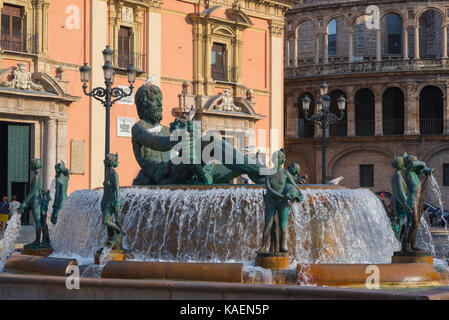 Place de la fontaine de Valence, vue sur la fontaine de Turia sur la Plaza de la Virgen, au centre du quartier historique de la vieille ville de Valence, en Espagne. Banque D'Images