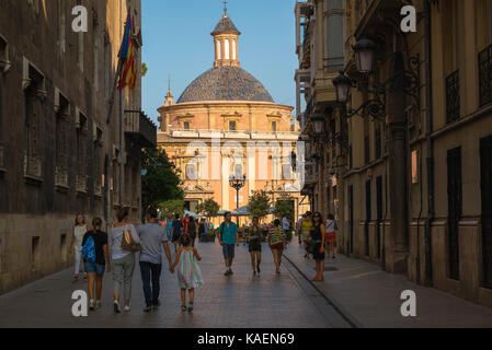 La ville de Valence, vue de la rue le long de la Carrer de Caballeros vers la Basilique à Dôme bleu de l'église Nuestra Señora de los Desamparados, Valence. Banque D'Images